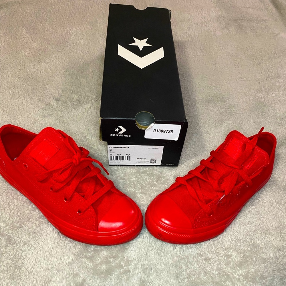 Red kids converse